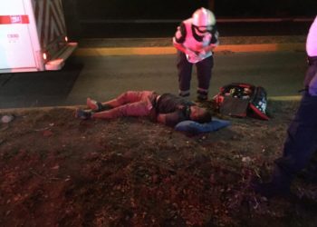 Grave motociclista al chocar con guarnición