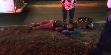 Grave motociclista al chocar con guarnición