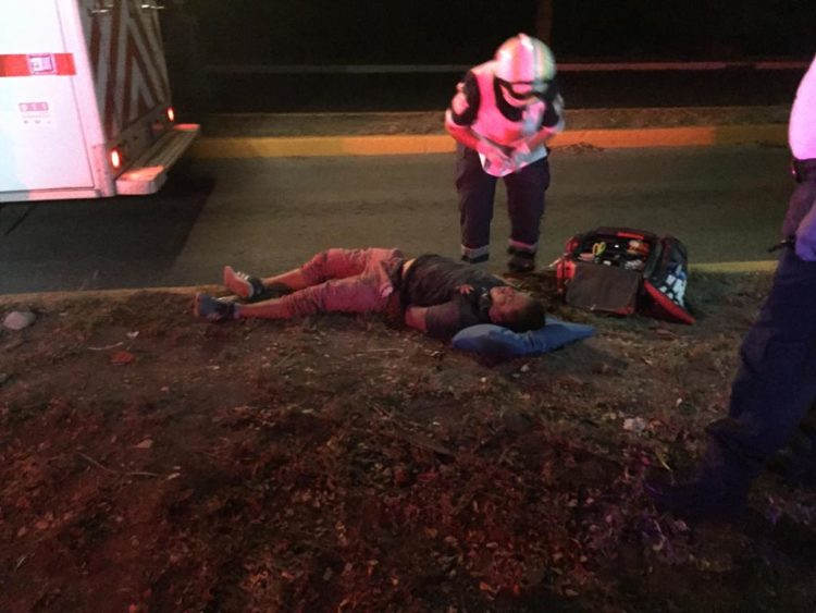 Grave motociclista al chocar con guarnición