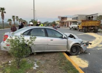 Mujer estrella su auto en parte trasera de camión