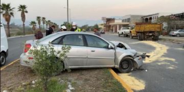Mujer estrella su auto en parte trasera de camión