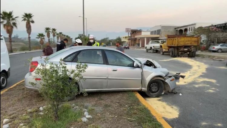 Mujer estrella su auto en parte trasera de camión