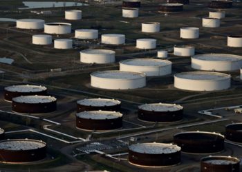 Se “desfonda” barril de petróleo, está en su precio más bajo de la historia