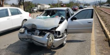 Auto se mete atrás de camión materialista