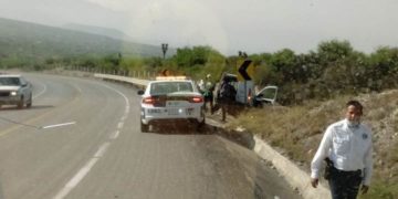 A punto de caer camioneta a voladero en ruta a Tula