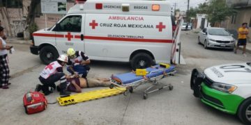 Se lesiona motociclista al chocar con bicicleta