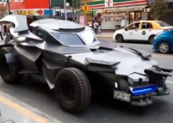 “Batman” recorre Monterrey y pide quedarse en casa, en alerta a Covid-19