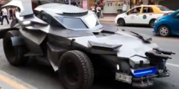 “Batman” recorre Monterrey y pide quedarse en casa, en alerta a Covid-19