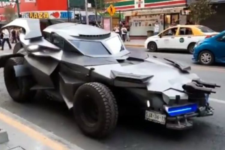 “Batman” recorre Monterrey y pide quedarse en casa, en alerta a Covid-19