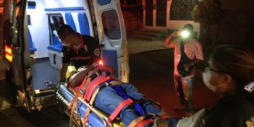 Dos lesionados en choque de moto con camioneta