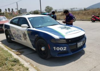 Distraído conductor impacta su camioneta con patrulla