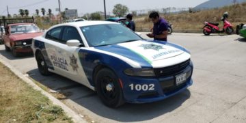 Distraído conductor impacta su camioneta con patrulla