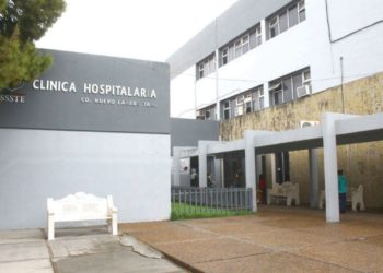 Entrega alcalde de Nuevo Laredo material médico al ISSSTE