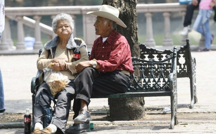 Adelantan 4 meses pago de pensión a 8 millones de adultos mayores