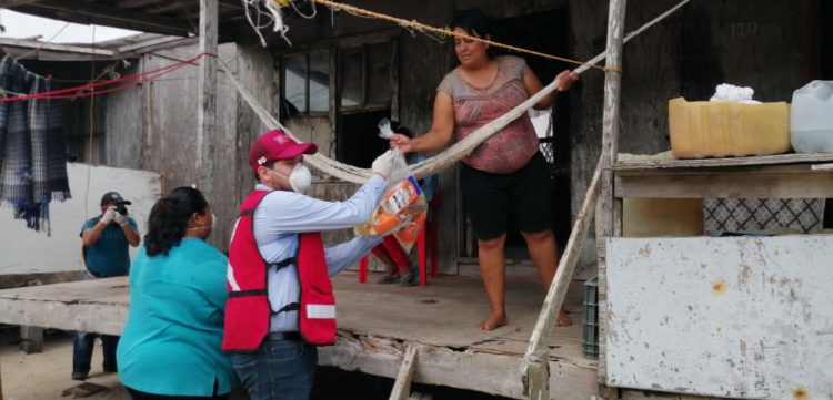 Entregan despensas a habitantes de Playa Bagdad