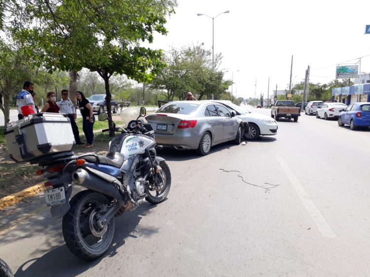Mujer causa carambola vehicular