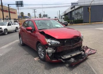 Causa choque por manejar distraído