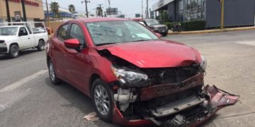 Causa choque por manejar distraído