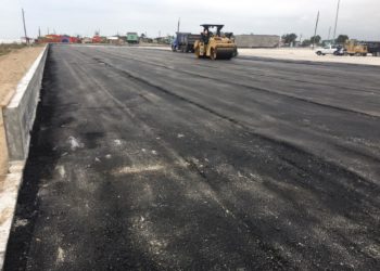 Trabaja Gobierno de Matamoros en área de estacionamiento de parque costero de Playa Bagdad