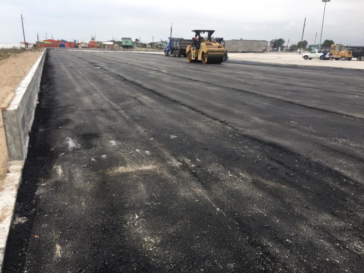 Trabaja Gobierno de Matamoros en área de estacionamiento de parque costero de Playa Bagdad