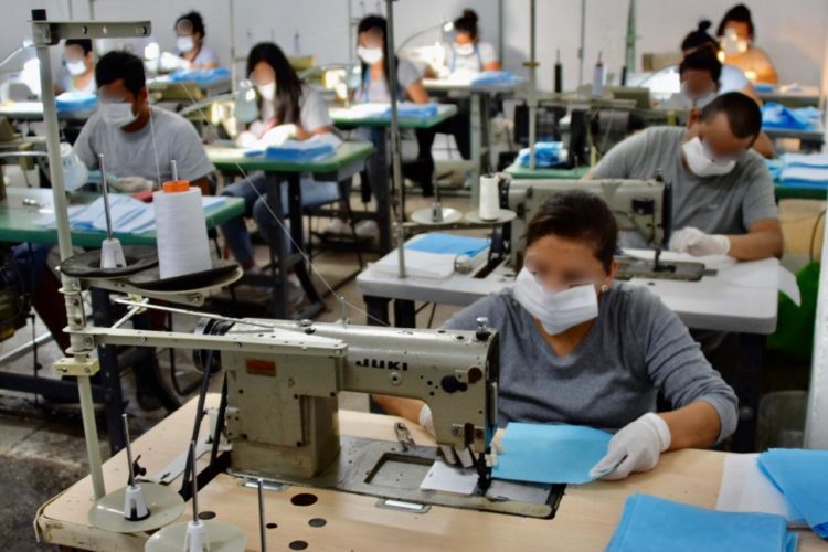 Internos del CEDES Victoria fabrican cubrebocas