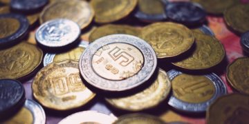 A la baja  el peso en medio de la crisis por Covid-19