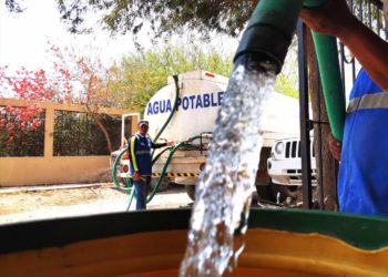 Llevan  agua en pipas a zonas de Victoria con desabasto en cuarentena