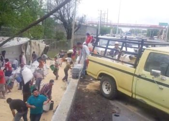 Vuelca tráiler con soya en El Barretal y ejidatarios hacen rapiña