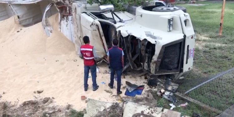 Vuelca tráiler con soya en El Barretal y ejidatarios hacen rapiña