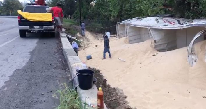 Vuelca tráiler con soya en El Barretal y ejidatarios hacen rapiña