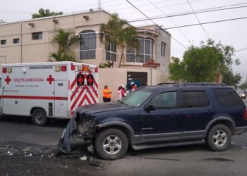 Ama de casa se lesiona al chocar su auto