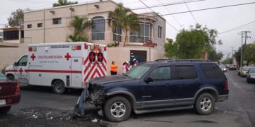 Ama de casa se lesiona al chocar su auto