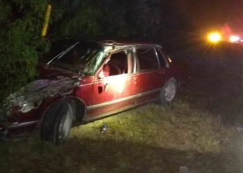 Mueren dos empleados en choque con volcadura