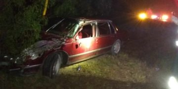 Mueren dos empleados en choque con volcadura