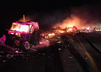 Explotan trailers al chocar; un herido