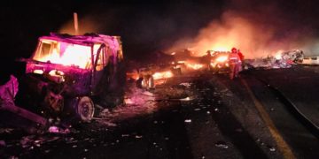 Explotan trailers al chocar; un herido