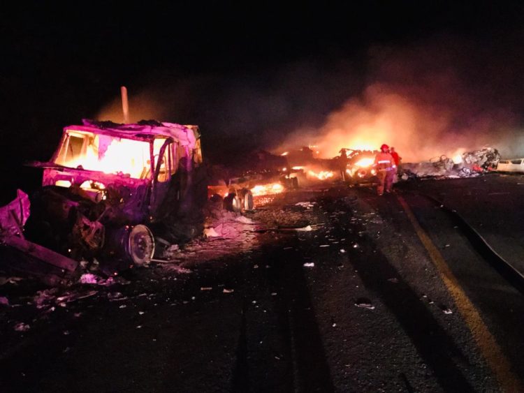 Explotan trailers al chocar; un herido