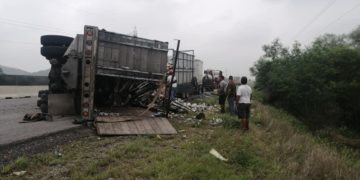 Vuelca camión cargado con fierro