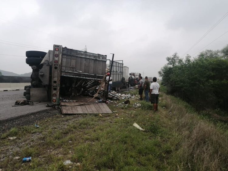 Vuelca camión cargado con fierro