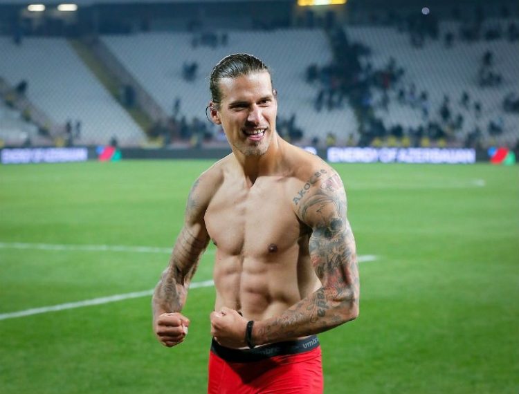 Prijovic: viola el aislamiento y es arrestado