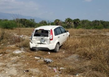 Madre e hijo se lesionan en aparatoso choque