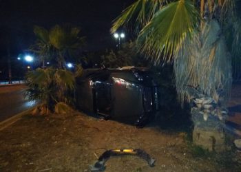 Vuelca camioneta y conductor la deja abandonada