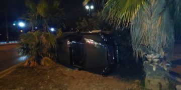 Vuelca camioneta y conductor la deja abandonada