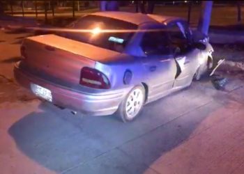 Ebrio se lesiona al estrellar coche con poste