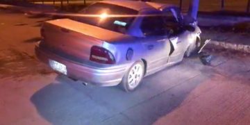 Ebrio se lesiona al estrellar coche con poste