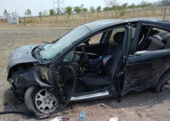 Muere mujer al volcar su auto