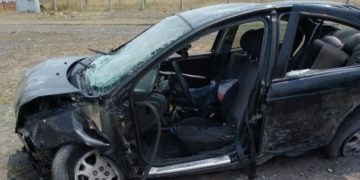 Muere mujer al volcar su auto