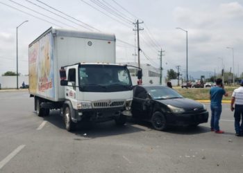 Choque entre camión y auto deja considerables daños materiales