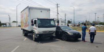 Choque entre camión y auto deja considerables daños materiales