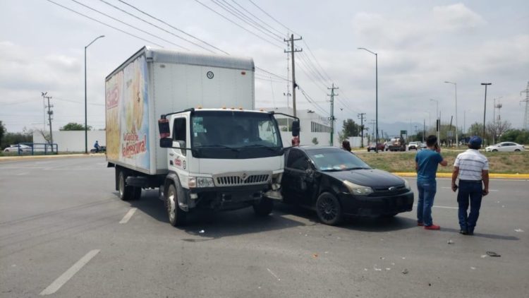 Choque entre camión y auto deja considerables daños materiales